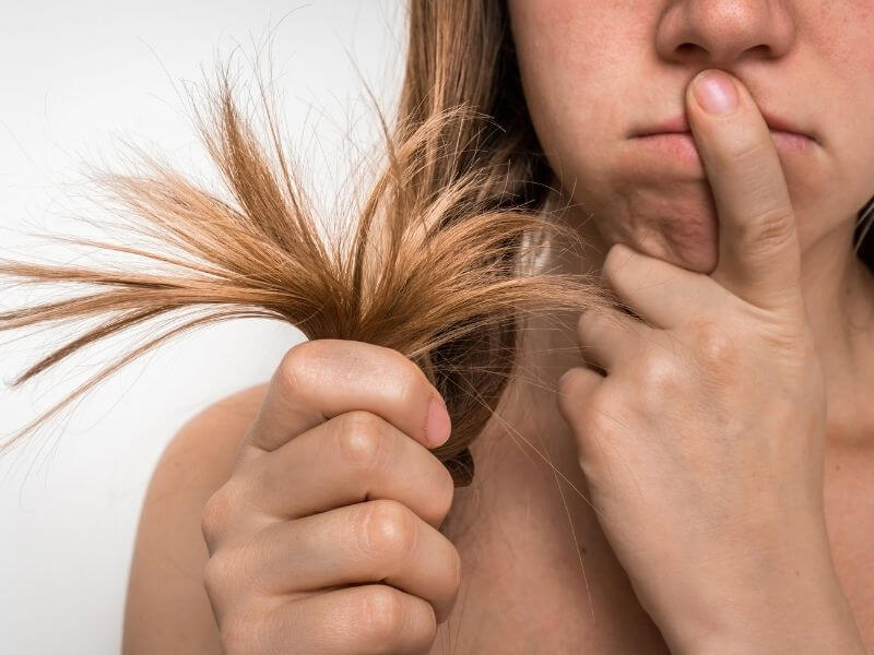 Was hilft gegen sprödes und glanzloses Haar?